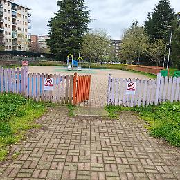 Cartelli, telecamere e agenti in borghese contro i cani nell'area giochi per bambini