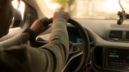 Guida in stato di ebrezza, droga nascosta nell'auto e porto abusivo di armi: ventenne fermato ad Alpignano