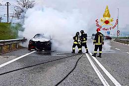 Auto ibrida in fiamme sulla SS11: intervento tempestivo dei vigili del fuoco
