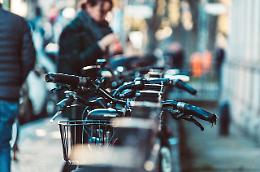 Pinerolo punta sulla mobilità sostenibile: inaugurate tre ciclostazioni per biciclette