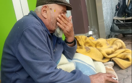 Gli bruciano il camper per dispetto: la storia di Esad e della sua "casa" andata in fiamme