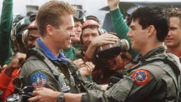 "Amava il cinema e ha dato tanto a tutti noi", così Tom Cruise ricorda Val Kilmer 