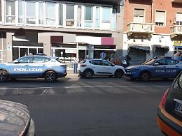 Pistola in faccia alla cassiera: «Dammi i soldi». Ma la ragazza reagisce e si riprende il bottino