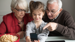 Dalle suonerie alle truffe: il mondo digitale spiegato ai nonni (dai nipoti)