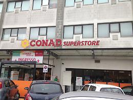 Avigliana, furgone sfonda la vetrina del Superstore Conad