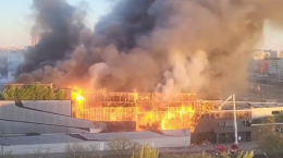 Incendio devastante a Parigi: fiamme avvolgono il centro di smistamento rifiuti nel 17° arrondissement
