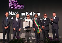 Massimo Bottura premiato al Vinitaly 2025: celebrata l'eccellenza della cucina italiana