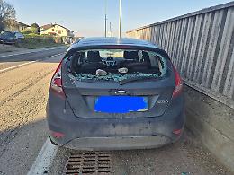 Auto danneggiata a colpi di sampietrini: cresce la preoccupazione tra i residenti di Riva presso Chieri