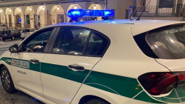 Prima tampona un'auto e poi fugge: caccia al pirata della strada a Cuorgnè