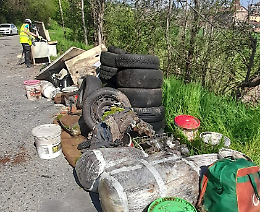 I volontari raccolgono dieci quintali di rifiuti dal fiume