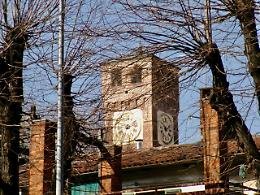 Grugliasco si tinge di rosso: la torre civica diventa un simbolo per la donazione degli organi