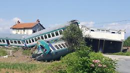 Tragedia del treno a Caluso, condannato l'autista del Tir bloccato sulle rotaie