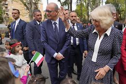 Regina Camilla sorprende in una scuola di Roma: applausi, studenti e una pizza inaspettata