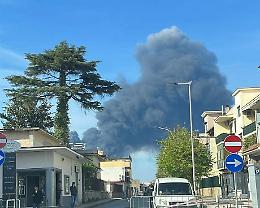 Colonna di fumo nero visibile da chilometri, maxi incendio all'azienda chimica di Caivano