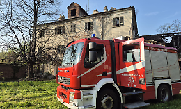 Scoppia l'incendio nella cascina diroccata di Mirafiori Sud