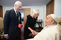Carlo e Camilla incontrano Papa Francesco: la foto che nessuno si aspettava