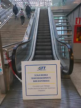 Scale bloccate a Porta Susa, ma spunta un cartello di scuse
