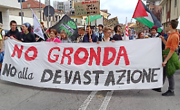 Sfilano in corteo gli oppositori alla Gronda: «Farà aumentare l'inquinamento»