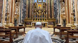 Papa Francesco sorprende a Santa Maria Maggiore: l'omaggio floreale che emoziona i fedeli
