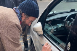 Jovanotti mette la sua firma sul taxi più famoso di Torino: ecco perché