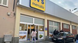 Momenti di terrore al discount In's di Chivasso: tentativo di furto si trasforma in un episodio di violenza incontrollata