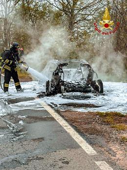 Un'auto elettrica prende fuoco a Rivarossa: intervento dei vigili del fuoco di Torino
