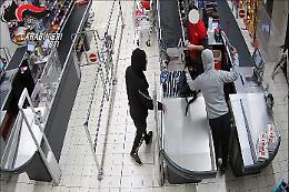 Rapina con maschere e machete: arrestati i due rapinatori del Penny Market