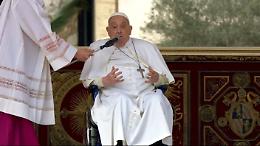 Papa Francesco a sorpresa in piazza per le Palme: commozione in Piazza San Pietro