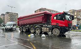 Camion investe una donna, è gravissima