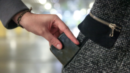 Le strappa il telefono dalle mani e scappa via: ladro fermato dai passanti