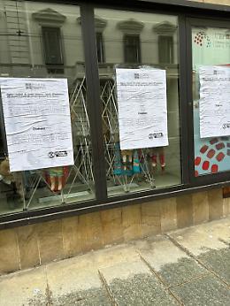 Imbrattate le vetrine del Consiglio regionale: protesta di Extinction Rebellion a Torino