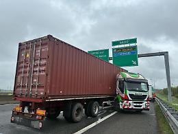 Camion "a portafoglio" sulla A6 ad altezza Trofarello: l'autista in ospedale