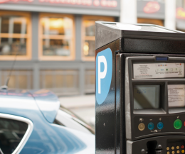Chivasso e il paradosso delle strisce blu: quando parcheggiare diventa un lusso