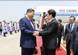 Xi Jinping sfida gli USA: maxi accordi col Vietnam e omaggio a Ho Chi Minh. E ora vola in Malesia