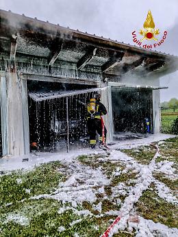 Chivasso, box auto in fiamme alle prime ore del mattino - FOTO