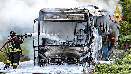 Volpiano: bus in sosta prende fuoco, intervengono i pompieri -FOTO