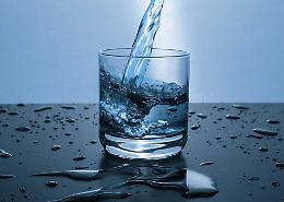 Acqua tiepida, fredda o a temperatura ambiente: come scegliere per il benessere quotidiano