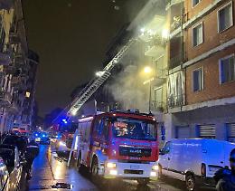 Scoppia un incendio in casa: due bimbi intossicati, il papà è grave al Cto