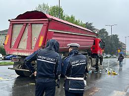 Tragedia a Rivoli, è morta l’anziana investita dal camion. Ma l’incidente resta un giallo