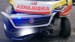 Scontro tra due auto e un'ambulanza sulla statale: tre persone ferite