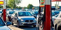 La benzina scende, ma il conto al supermercato sale