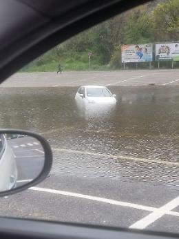 Ivrea, il maltempo continua a imperversare: automobile sommersa in Piazza del Mercato