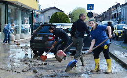 Maltempo, resta chiusa l'autostrada Torino-Aosta minacciata da una frana. Tornano i treni tra Italia e Francia