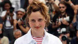 Alice Rohrwacher e la magia delle prime volte: la regista italiana che celebra i debutti al Festival di Cannes