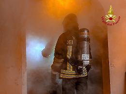 Rubiana, casa in fiamme nella notte: vigili del fuoco salvano tre persone