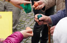 Da 71 anni in città si "cocciano" le uova per Pasqua. Ma com'è nata questa tradizione?