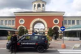 Maxi furto al centro commerciale. Ma il ladro di vestiti di lusso finisce in manette