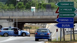 Tir contromano sull'autostrada Torino-Bardonecchia: «Colpa del navigatore satellitare»