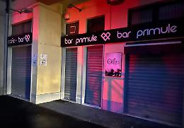 Terrore a Torino, entrano nel bar con le mazze e sfasciano tutto