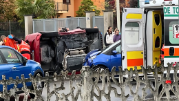 Auto si ribalta dopo lo scontro, paura per gli automobilisti coinvolti nell'incidente 